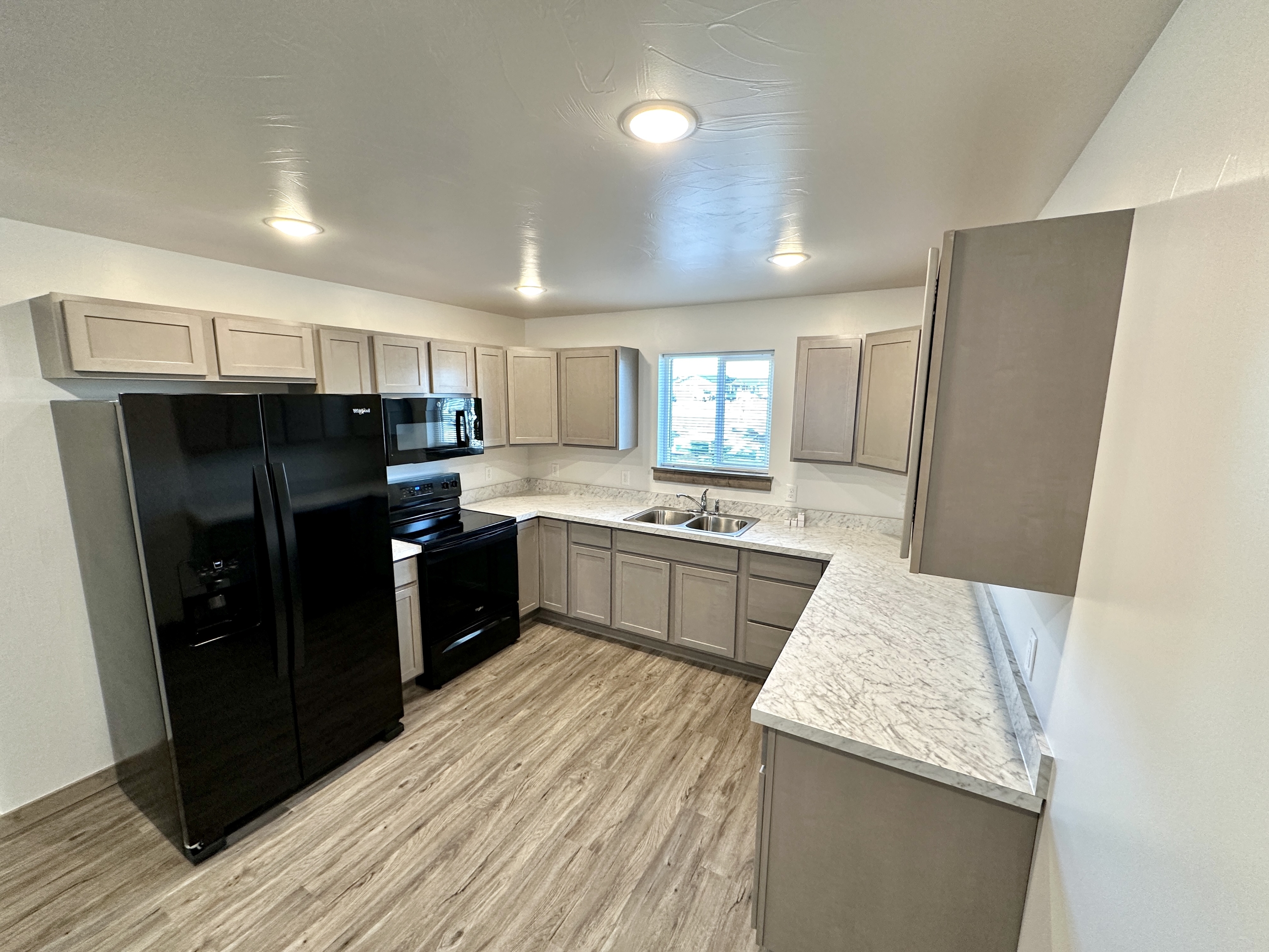 3185 Queen Anns Street - 1